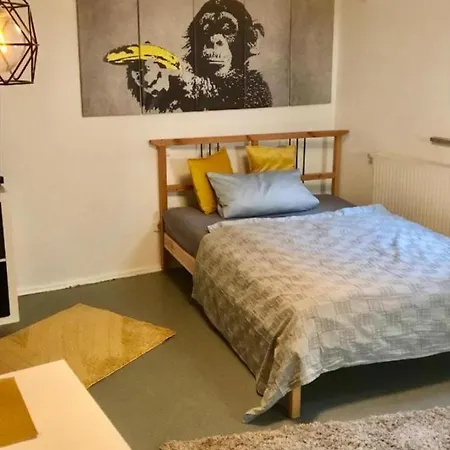 Apartment Garten Fuer Hundefreunde Mit Zaun Souterrain Treppe *