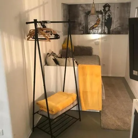 Garten Fuer Hundefreunde Mit Zaun Souterrain Treppe *