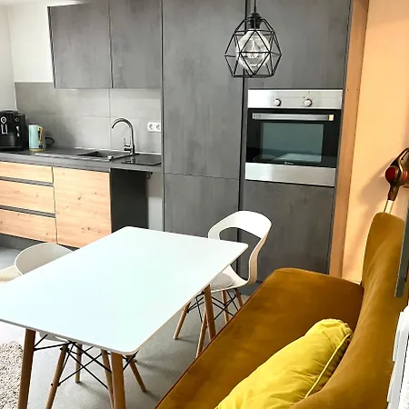 Apartment Garten Fuer Hundefreunde Mit Zaun Souterrain Treppe