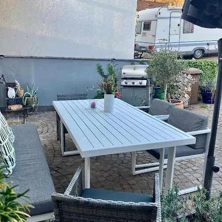 Garten Souterrain Fuer Hundefreunde Mit Zaun Und Terrasse *